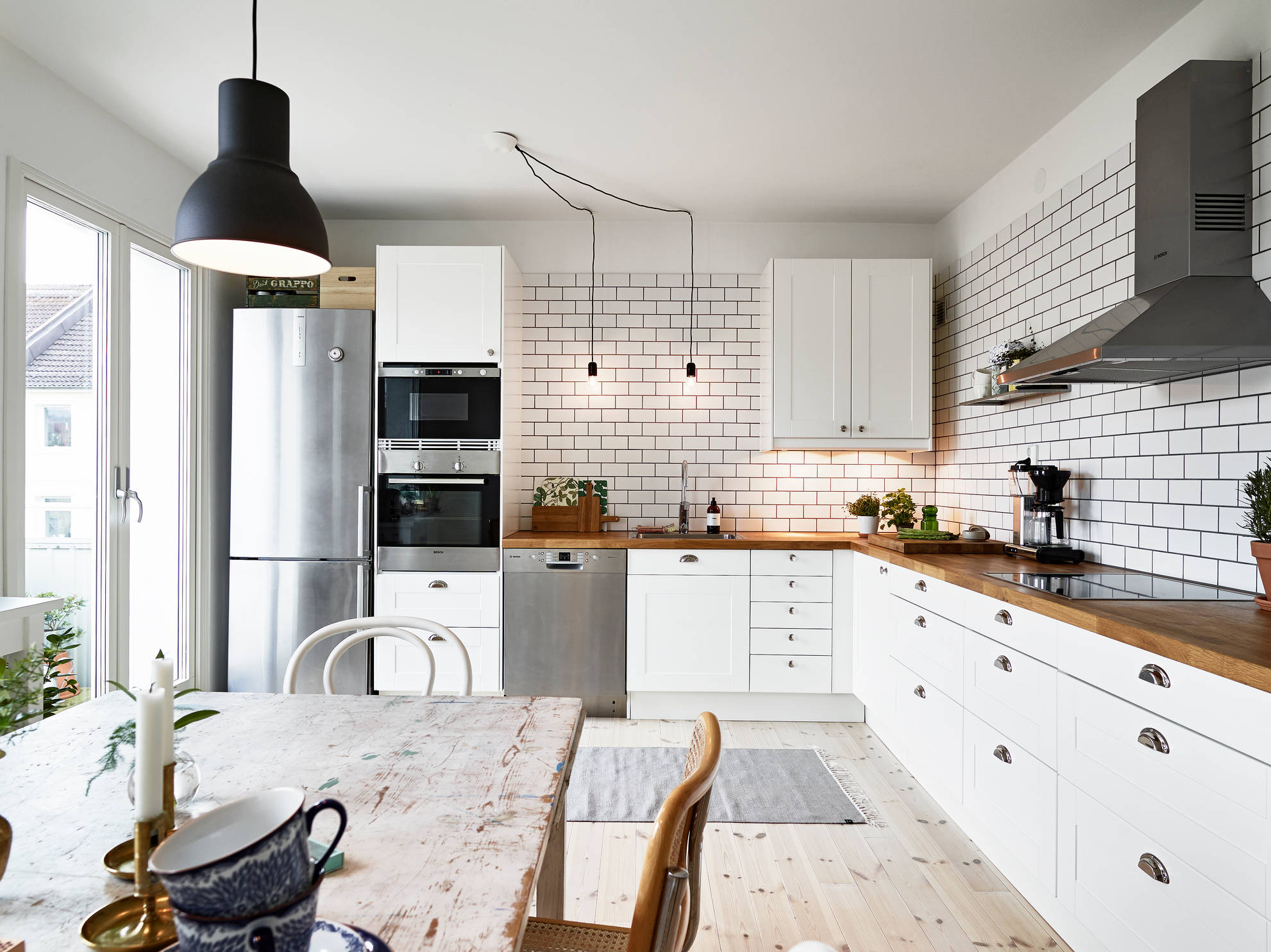 Деревянная стена на кухне в скандинавском стиле